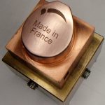 Gravure 'Made in France' sur électrode en cuivre
